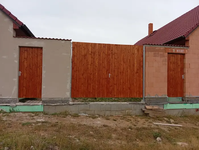Dřevěná vrata s kovovou konstrukcí