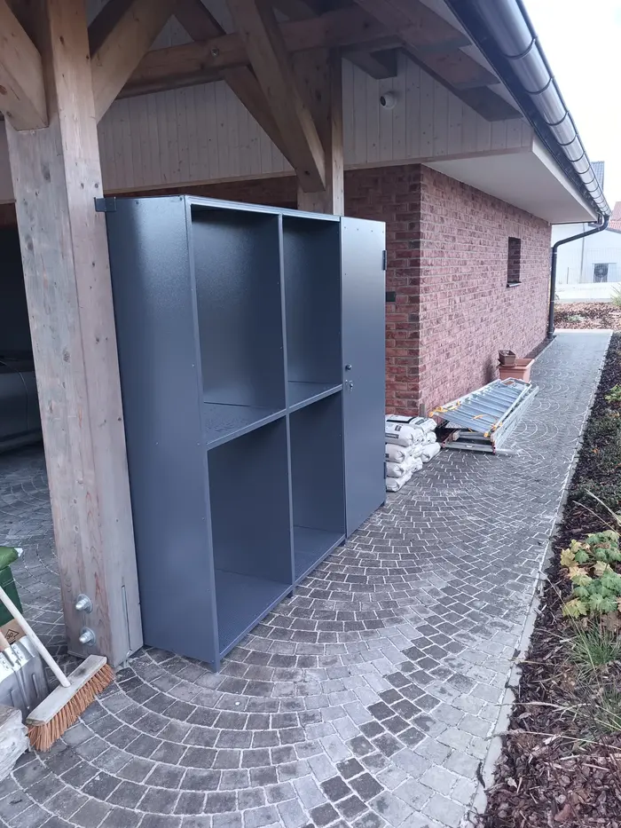 Kovový regál na dřevo se skříní na nářadí