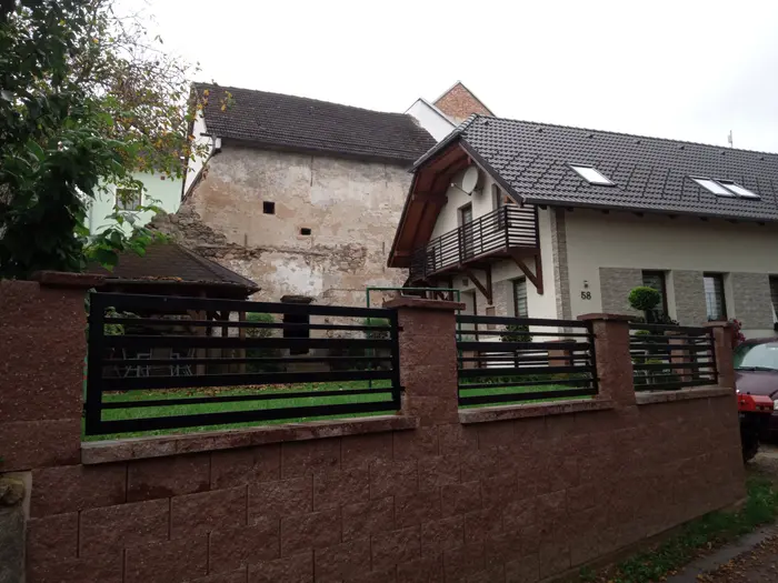 Plot se zábradlím na balkon ve stejném stylu