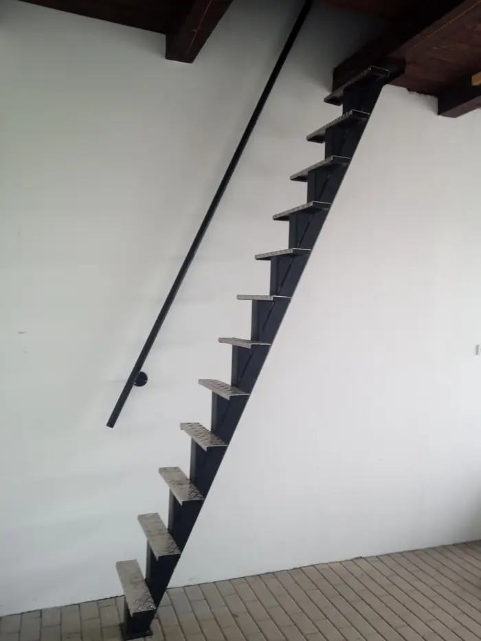 Půdní kovové schody