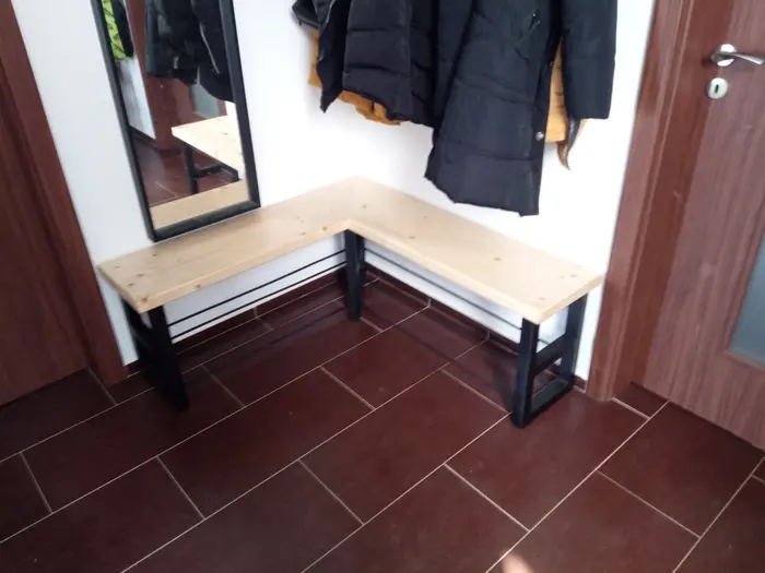 Rohový botník s lavicí